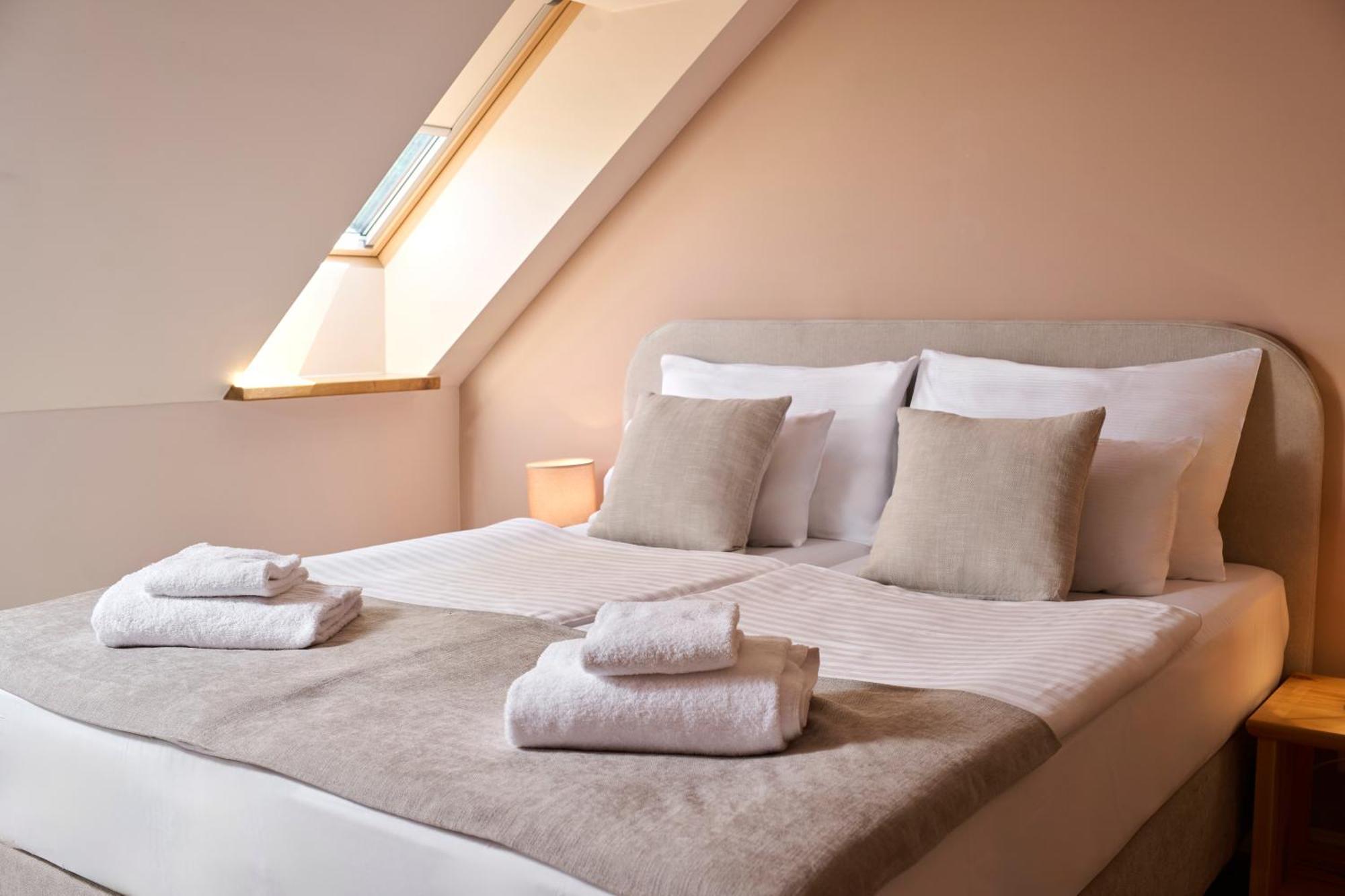 Hotel Kadoor Карловац Экстерьер фото