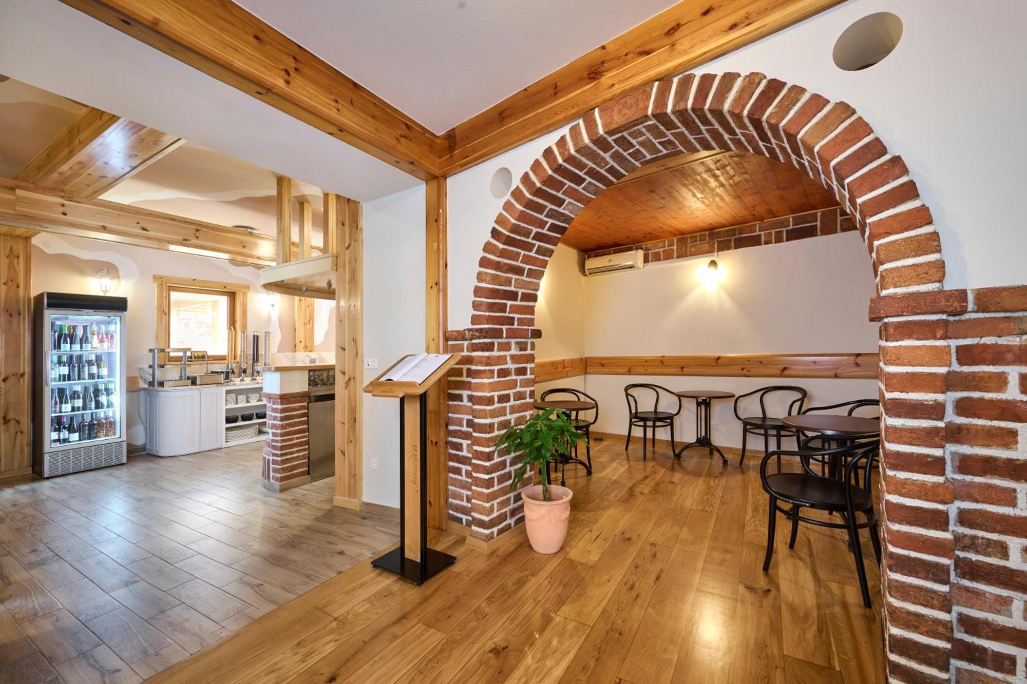 Hotel Kadoor Карловац Экстерьер фото