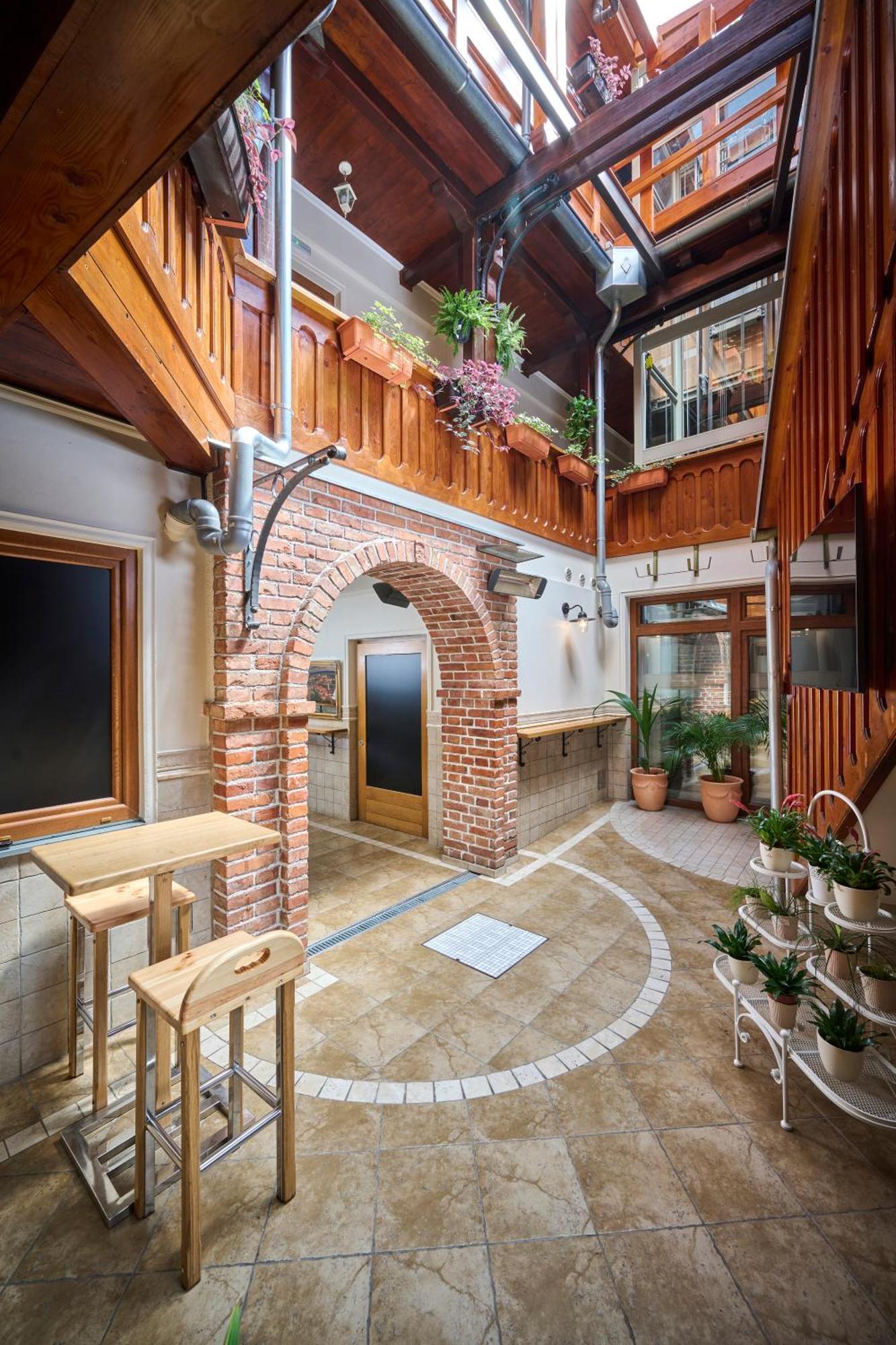Hotel Kadoor Карловац Экстерьер фото