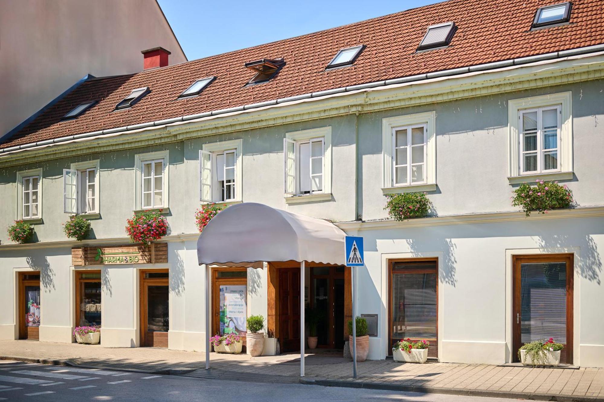 Hotel Kadoor Карловац Экстерьер фото