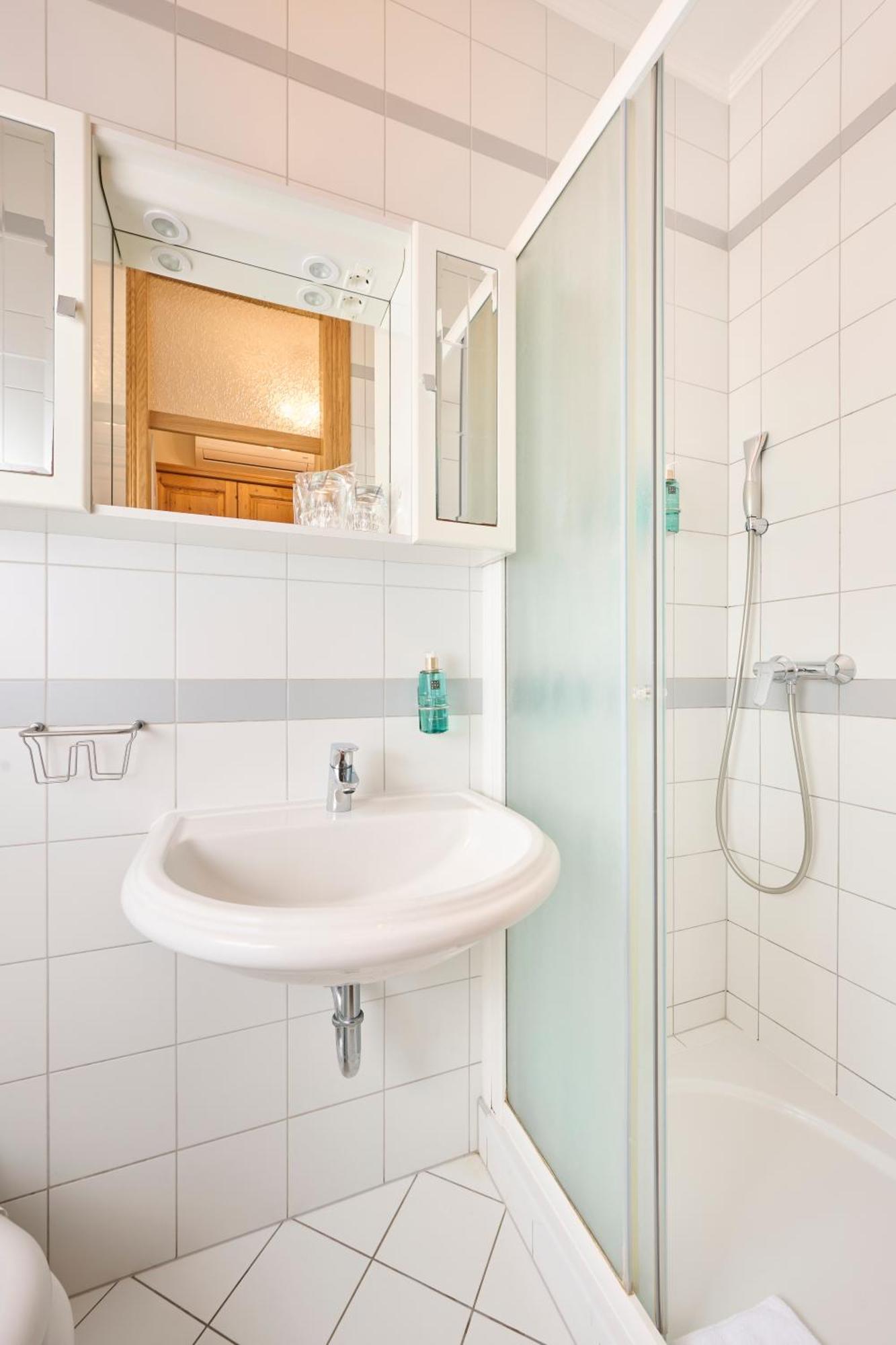 Hotel Kadoor Карловац Экстерьер фото