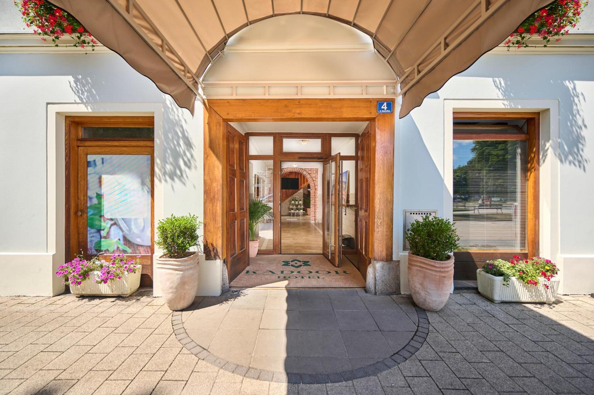 Hotel Kadoor Карловац Экстерьер фото