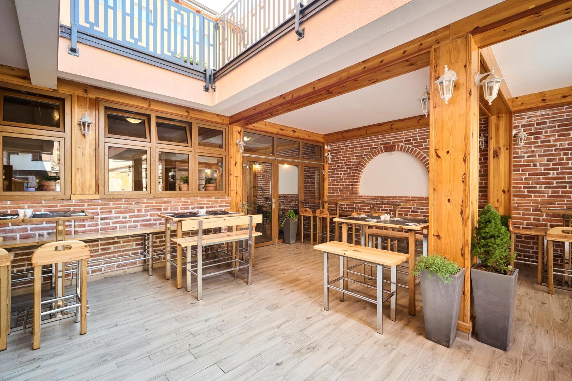 Hotel Kadoor Карловац Экстерьер фото