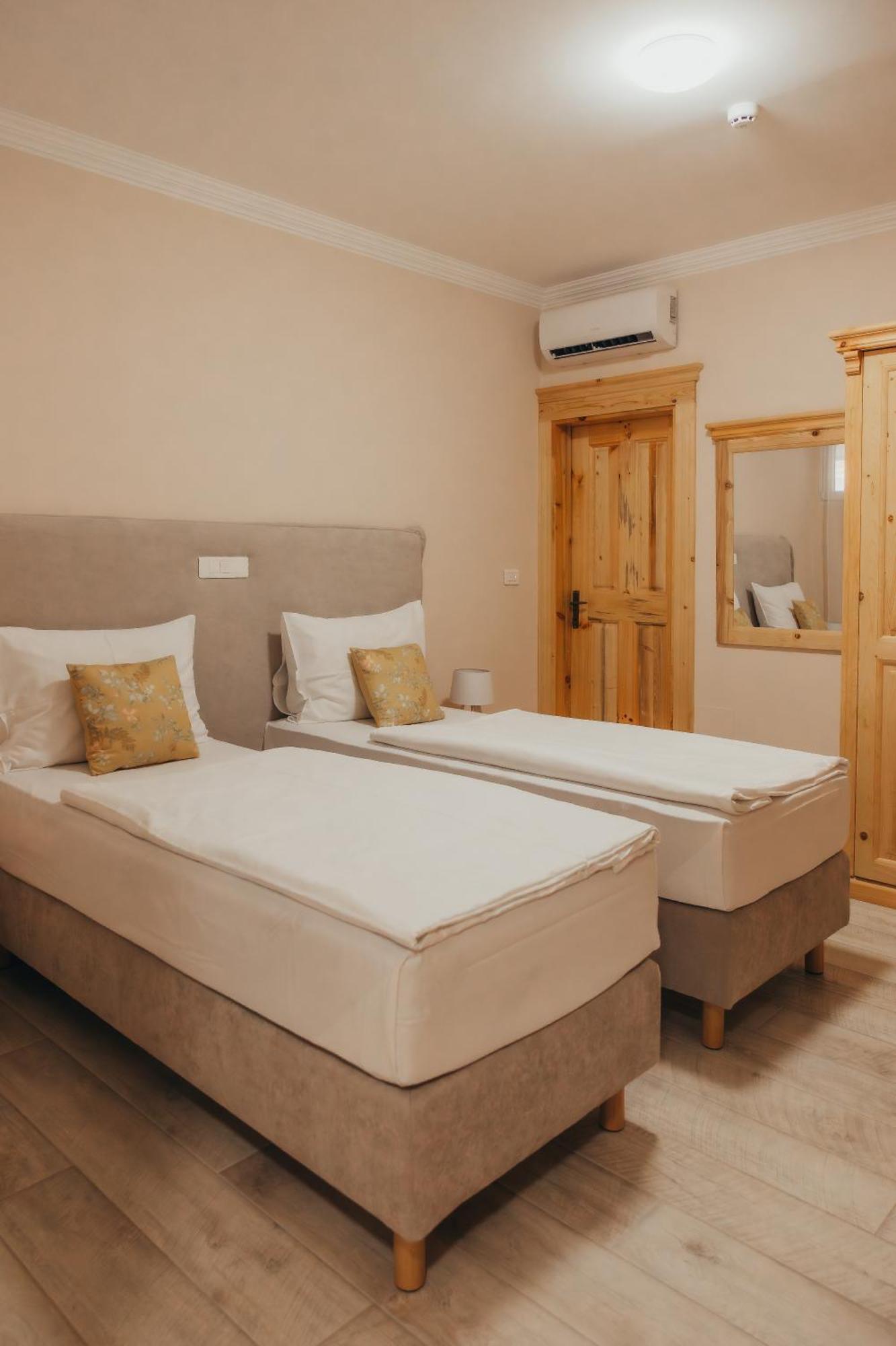 Hotel Kadoor Карловац Экстерьер фото